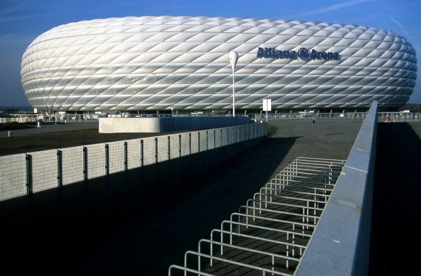 Als Ersatz für das indie jahre gekommene Olympiastadionwurde von den beiden Münchenr Fußballcloubs zusammen mti ihrenSponsorendie Allianz-aerna in Fröttmaning gebaut.