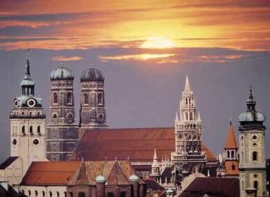 Stadtansicht München mit Peterskirche Dom Rathausturm