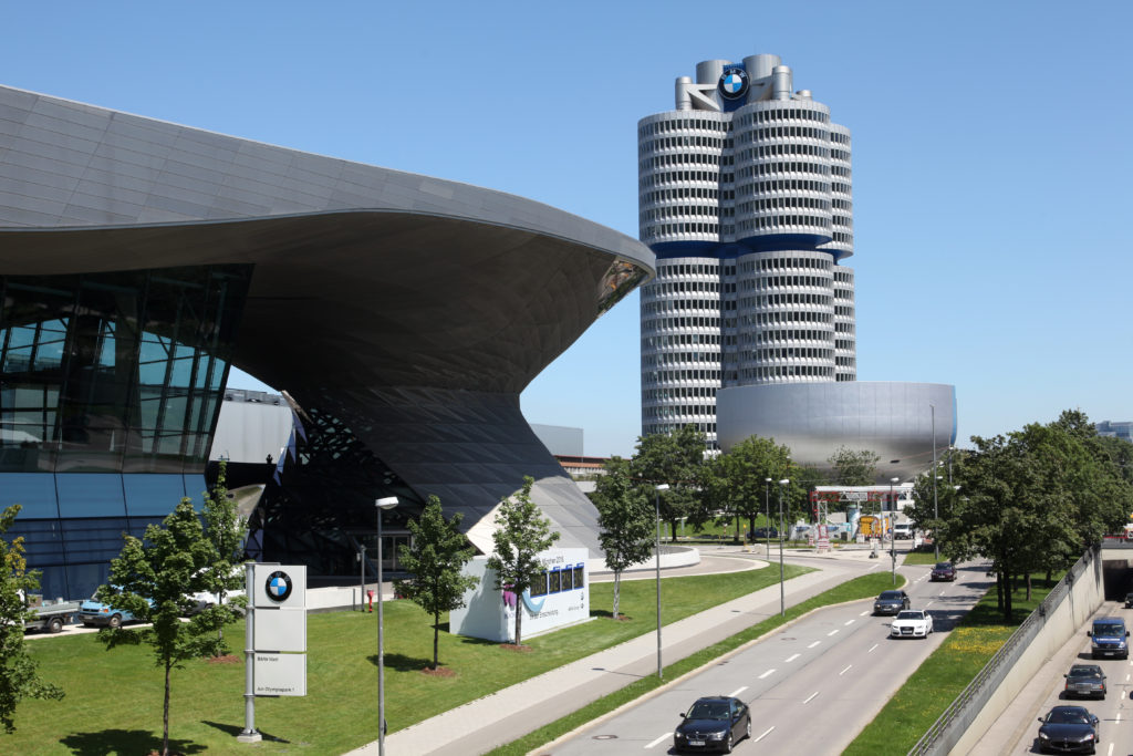 BMW Welt mit Doppelkegel, BMW Vierzylinder mit der Konzernzentrale
 und der Zylinderkopf mit dem  BMW Museum 