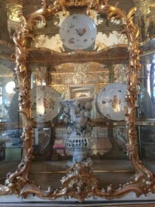 Porzellankabinet mit Porzellan aus Meißen