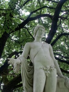 Harmlos - eine Skulptur unter Bäumen am Rande des Hofgartens