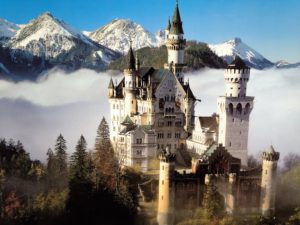 Gesamtansicht Schloss Neuschwanstein mit Nebelwolken