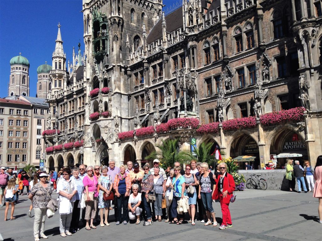 Die mit 43 Skulpturen reich verzierte Fassade des Neuen Rathauses ist tausendfach die Kulisse für Gruppenfotos meiner Touristen