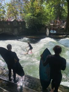 Anstehen um auf der Eisbachwelle zu surfen