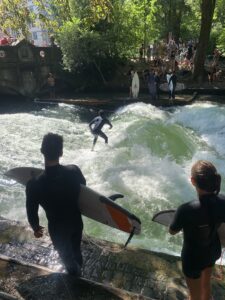 Erfahrene Eisbach-Surfer