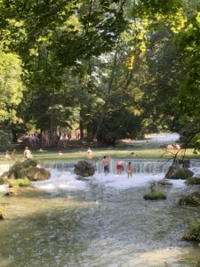 Badende im eiskalten Bach 