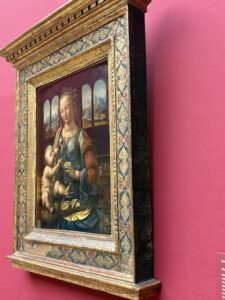 "Madonna mit der Nelke" mit aufwendig gestaltetem und von Leonardo da Vinci bemalten Bilderrahmen