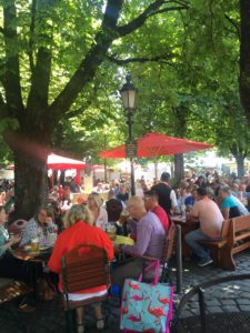 Biergarten unter schattigen Kastanien