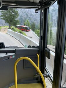 Rote RVO-Busse transportieren Hunderttausende Gäste pro Jahr zum Kehlstein-Parkplatz unterhalb des 1900 m hohen Gipfels