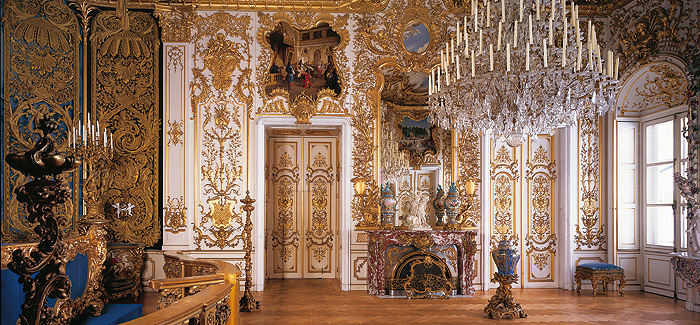 Das einzigartig dekorierte Schlafzimmer von König Ludwig II. in Schloss Linderhof 