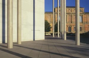 Blick auf das Ostportal der Alten Pinakothek