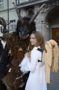 der-krampus-hat-den-suessen-weihnachtsengel-fest-im-griff