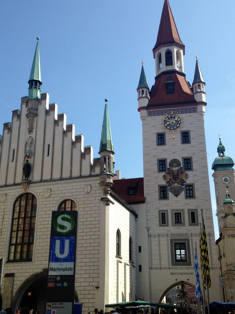 Old City Hall and its tower with the toy museum (Old City Hall - New City Hall)