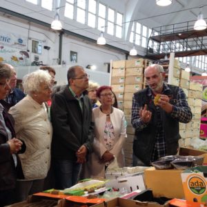 Ein Experte für exotische Früchte in Halle 1 der Großmarkthalle München