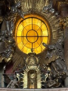 Durch dieses runde Fenster kommt nachmittags die Sonne und erhellt diese einmalige Barokkirche
