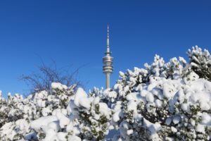 Der Olympiaturm mit dem Drehrestaurant im Winter