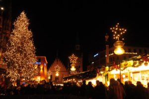 weihnachtsbaum-vor-dem-neuen-rathaus