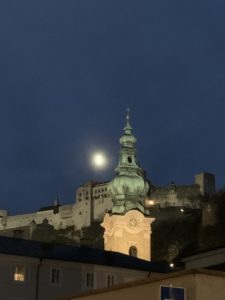 St Peter mit Vollmond über Festung Hohensalzburg