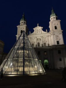 Gebäude in Sazburg Dom und Brunnen