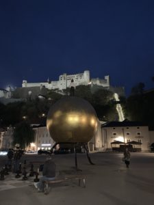 Kunstobject in Salzburg - Kugel vor Burgberg