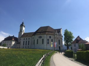 Die Kirche in der Wies mit Pfarrhaus und dem ehemaligen Wohnaus von Architekt Domikus Zimmermann