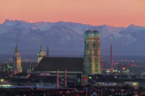 Die Frauenkirche mit den Doppeltürmen und den kupfernen Kuppeln ist das Wahrzeichen von München