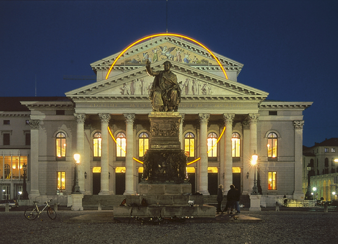 Ansicht Staatsoper München bei Nacht