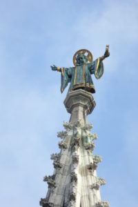 Das Münchner Kindl auf der Turmspitze des Neuen Rathauses