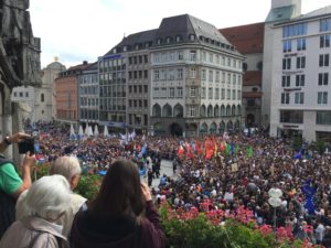 Blick vom Meisterbalkon hinunter auf den Marienplatz und eine große Menschenmenge