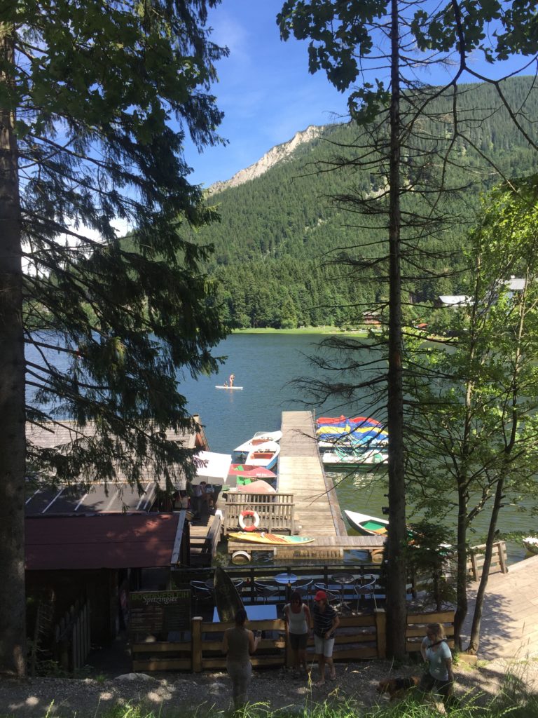 Ruderboote und Tretboote verführen zu einer kleinen Rundfahrt über den See