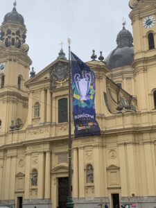 Pokal Champions League 2025 auf der Fahne am Odeonsplatz vor der Theatinerkirche