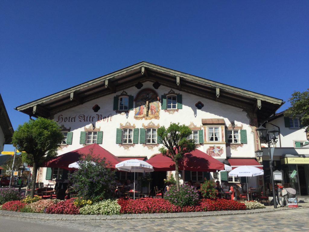 Alte Post in Oberammergau mit Jesus Christus am Kreuz - eine traditionelle Lüftlmalerei