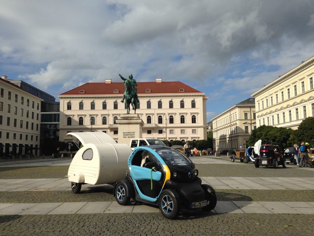 Wittelsbacher Platz mit dem Denkmal von Kurfürst Maximilian I. vor dem schmucken Palais, der Konzernzentrale der SIEMENS AG