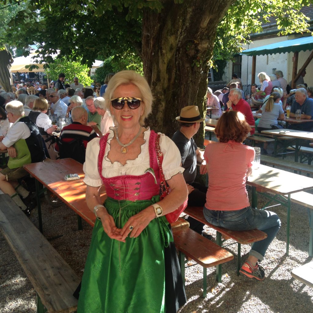 Gästeführerin Barbara Schöne in Tracht beim Burgfest in Grünwald