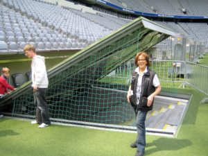 Barbara Schöne vor der Spielerklappe in der Allianz-Arena