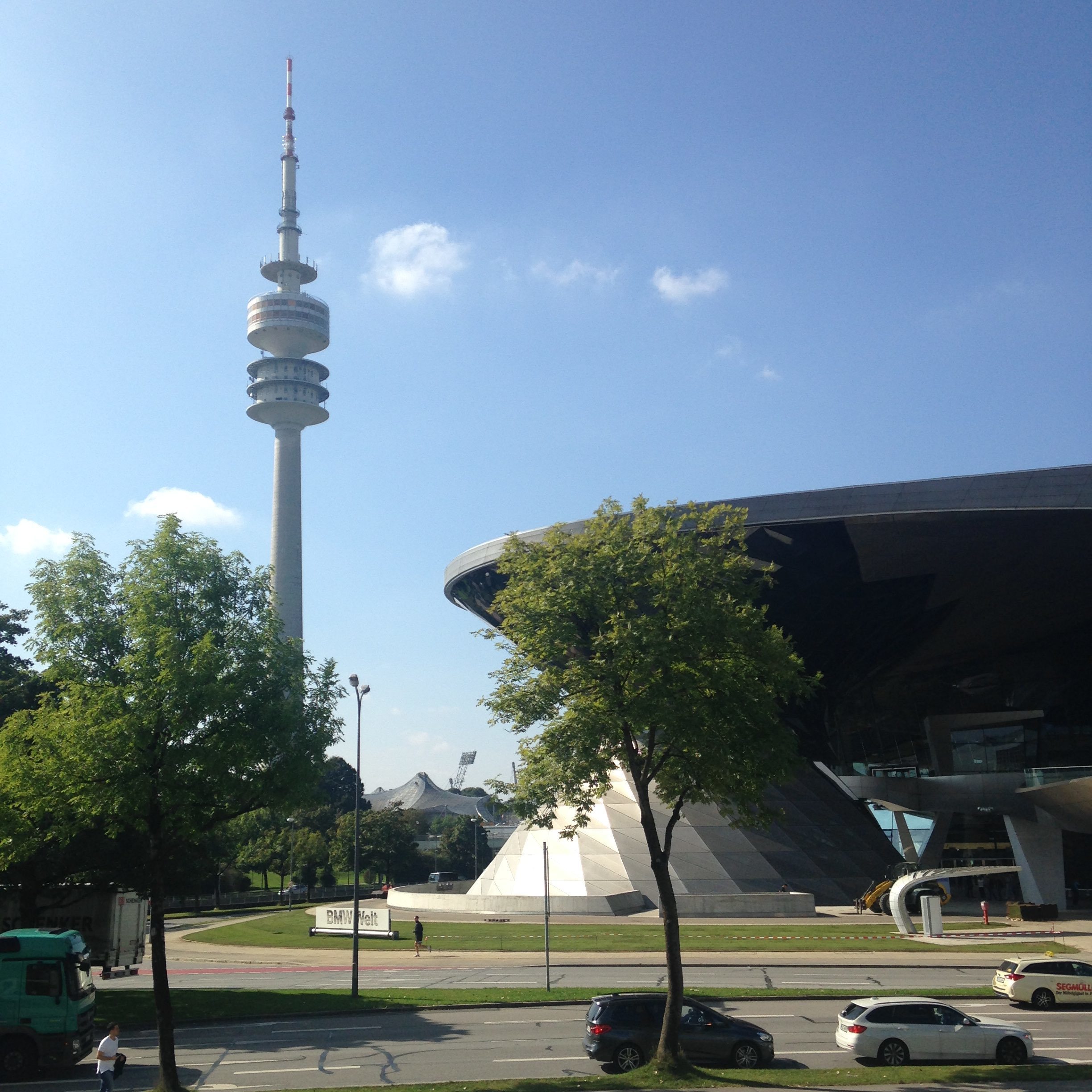 Der Olympiaturm mit seinem einzigartigen Drehrestaurant und schönen Aussichtsplatformen mit Blick auf die BMW Welt