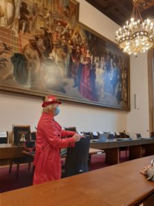 Barbara Schöne im Sitzungssaal bei einer Führung im Neuen Rathaus