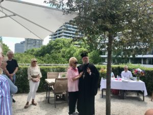 Personengruppe Schöne Stadtratin AD und Priester Malamoussis