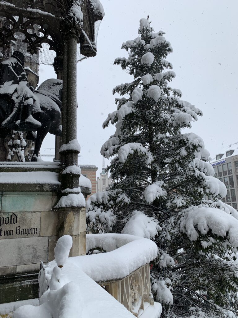 Im Turm des Neuen Rathauses wird täglich um 11 und 12 Uhr und im Sommer auch um 17 Uhr das weltberühmte Glockenspiel mit dem Ritterturnier und dem Schäfflertanz zur Musik von vier Liedern gezeigt.